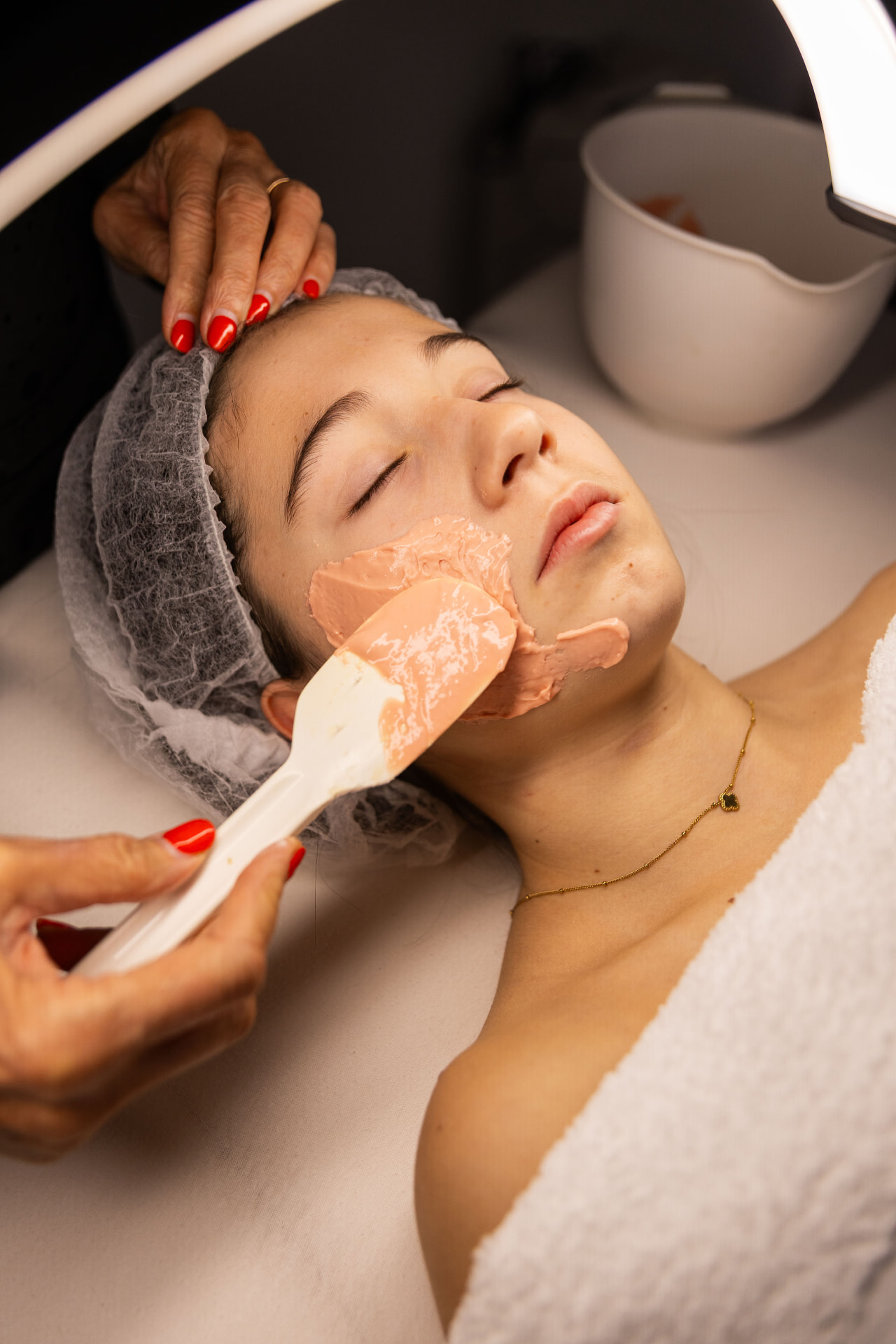 Masker aanbrengen tijdens een gezichtsbehandeling bij Cosmetix Salon in Geleen