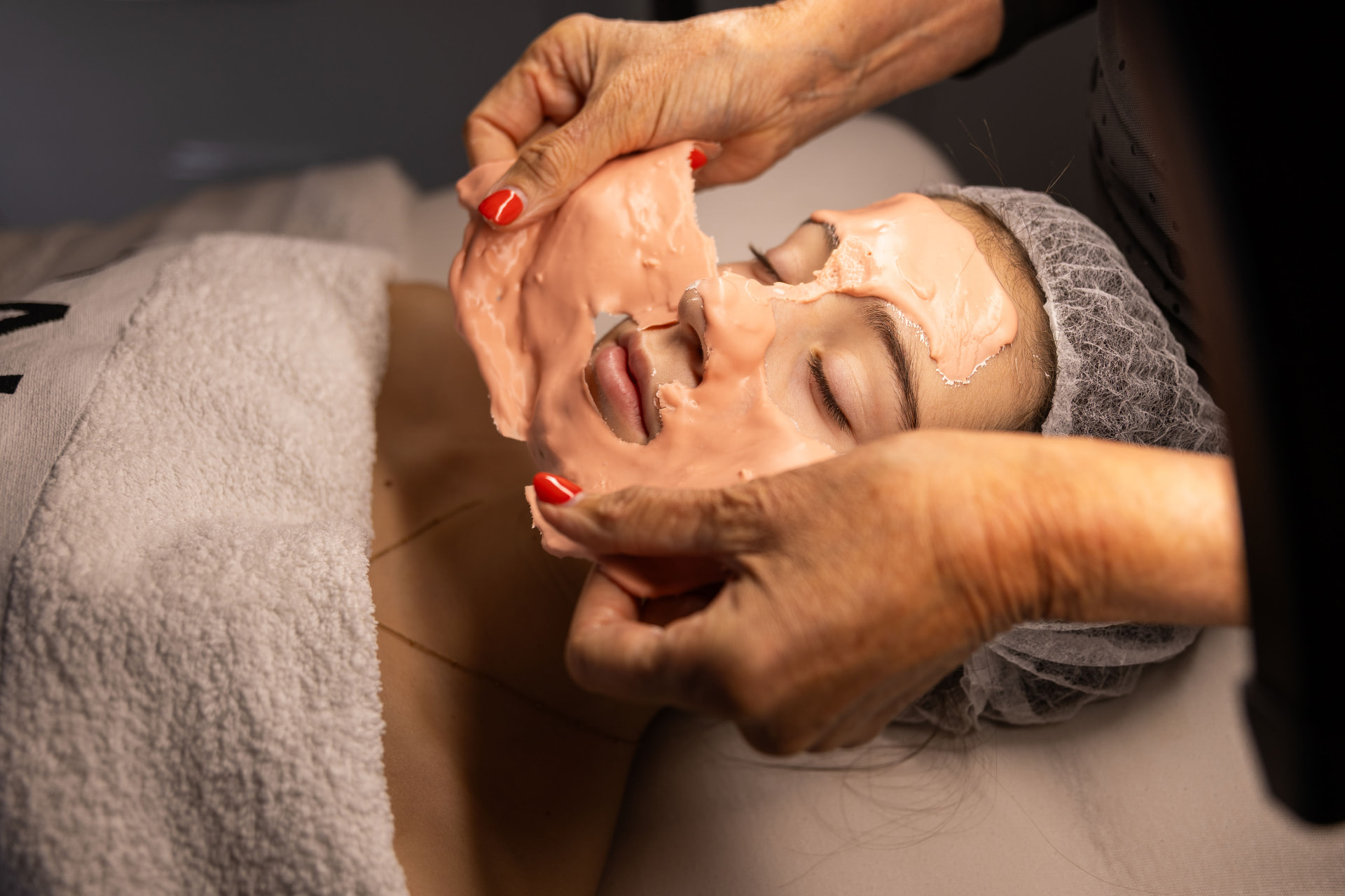 Masker wordt verwijderd tijdens een gezichtsbehandeling bij Cosmetix Salon