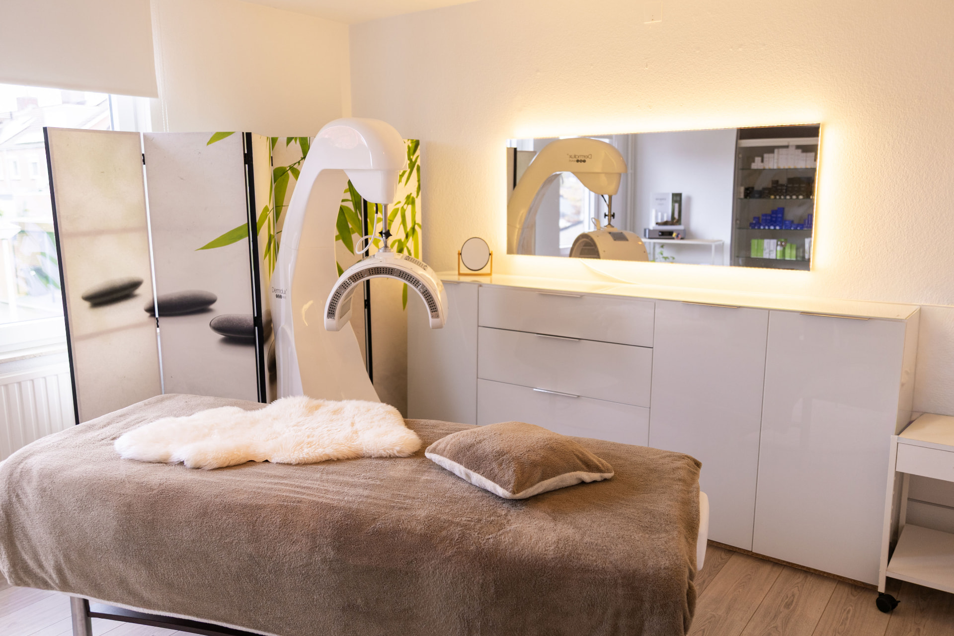 Behandelkamer van Cosmetix Salon in Geleen met Dermalux TRIWAVE LED-apparaat